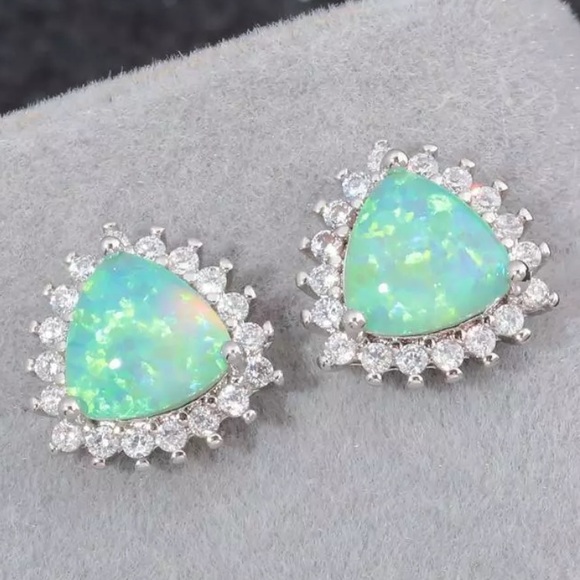 Jewelry - SO pretty!! 925 stamped green fire opal